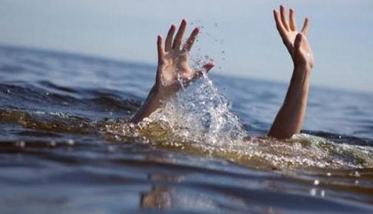 चूरू /  तालाब में डूबे एक ही परिवार के 3 मासूम बच्चे, मचा कोहराम