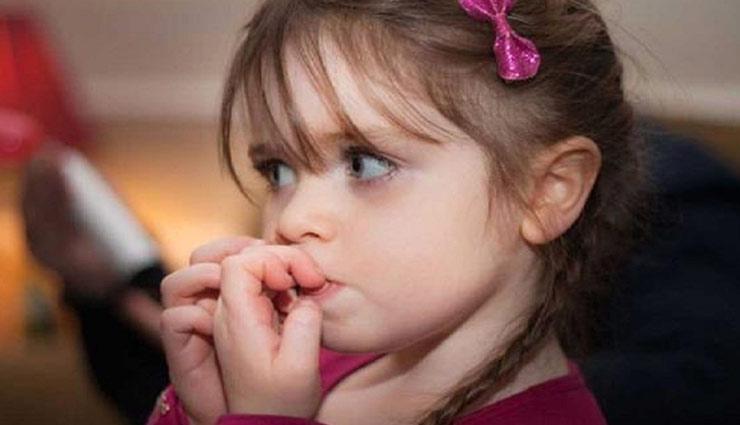 बच्चों के नाखून चबाने की आदत से रहते है परेशान, इन आसान तरीकों से पाएं निजात 