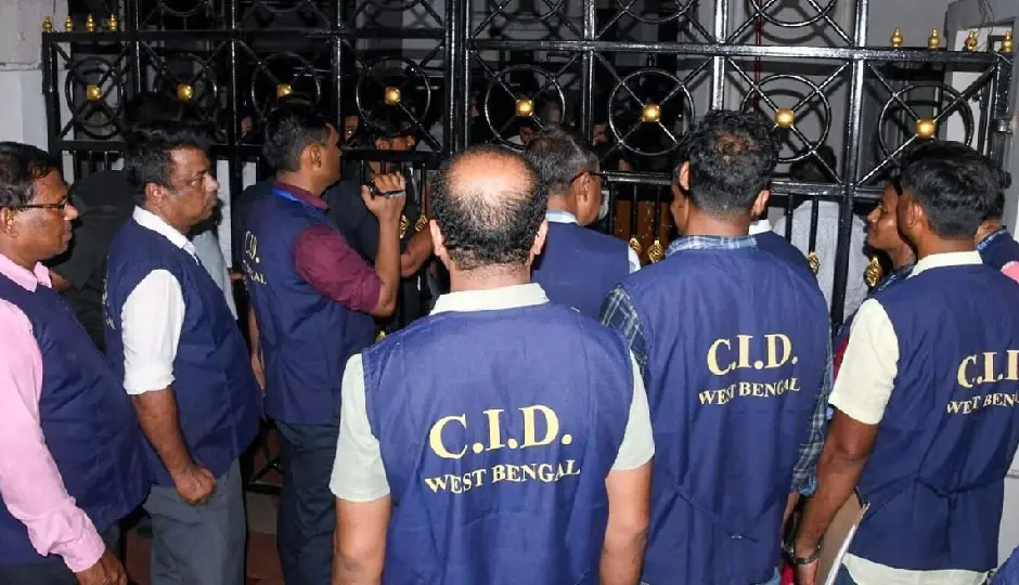 तड़के 3 बजे अभिषेक बनर्जी के घर पहुंची पुलिस, ताला तोड़कर की तलाशी; सूचना मिलते ही पहुंचीं ममता बनर्जी