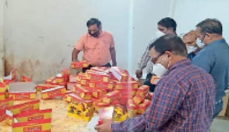 कोटा : फैक्ट्री पर छापामार जब्त की गई विभिन्न ब्रांड की सिगरेट, कोटपा एक्ट उल्लंघन के तहत कार्रवाई