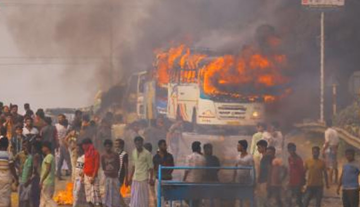 नागरिकता कानून: बंगाल में बवाल, ट्रेन-बसें जलाईं, नैशनल और स्टेट हाइवे ठप, लंदन में भी विरोध