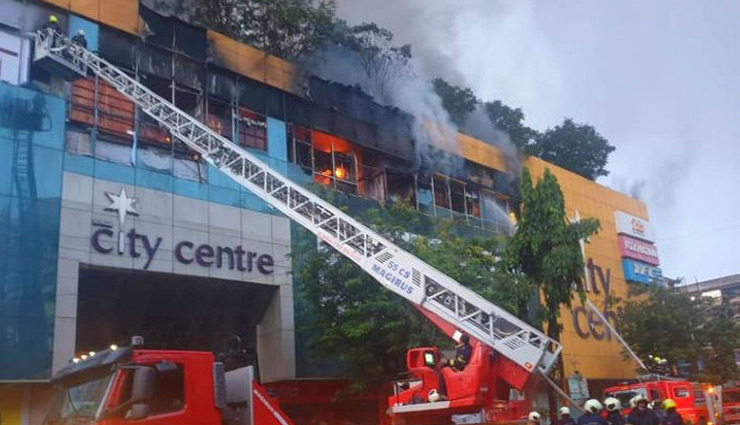 मुंबई / नागपाड़ा के सिटी सेंटर मॉल में आग लगी, दो दमकलकर्मी घायल; 3500 लोगों को बगल की बिल्डिंग से बाहर निकाला गया