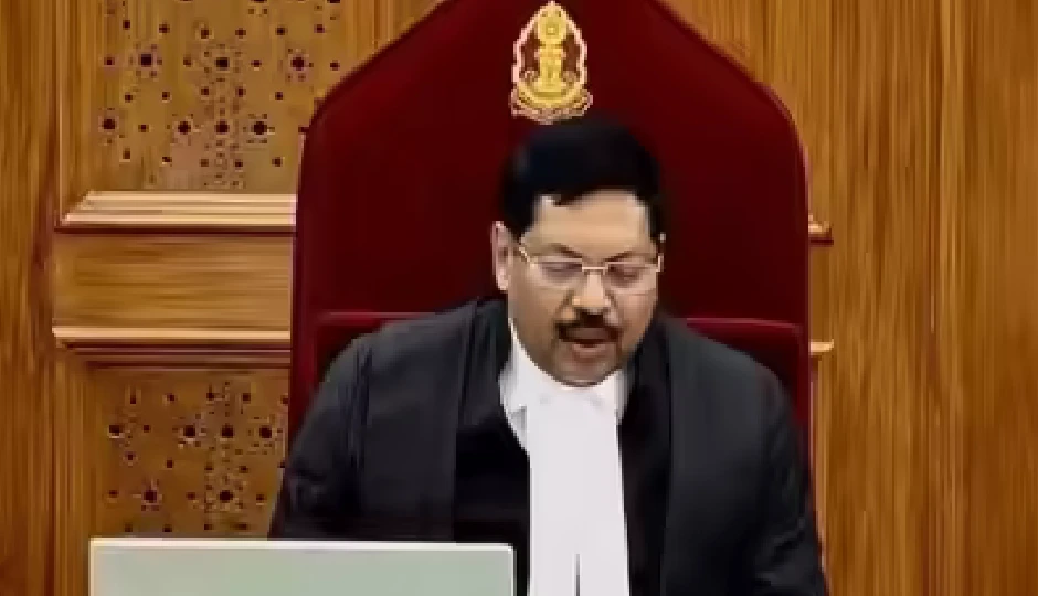 सुप्रीम कोर्ट के अधिवक्ता पर प्रतिबंध, सीजे गवई पर जूता फेंकने की कोशिश