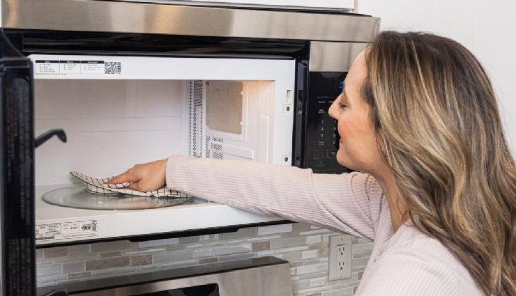 lemon cleaning microwave,clean oven with lemon,microwave cleaning tips,oven cleaning with lemon,natural microwave cleaning,lemon for oven odor,easy cleaning tips for microwave,remove microwave odor with lemon,lemon cleaning hack for kitchen,clean oven naturally with lemon