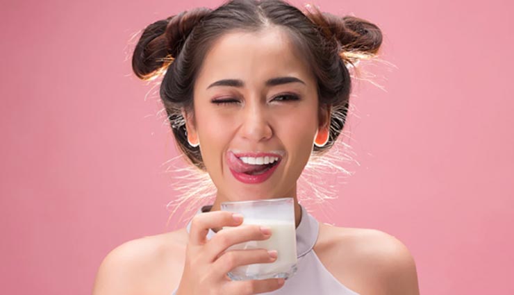 दूध से करें अपने चेहरे की सफाई, रंगत निखारने के लिए इस तरह करें इस्तेमाल 