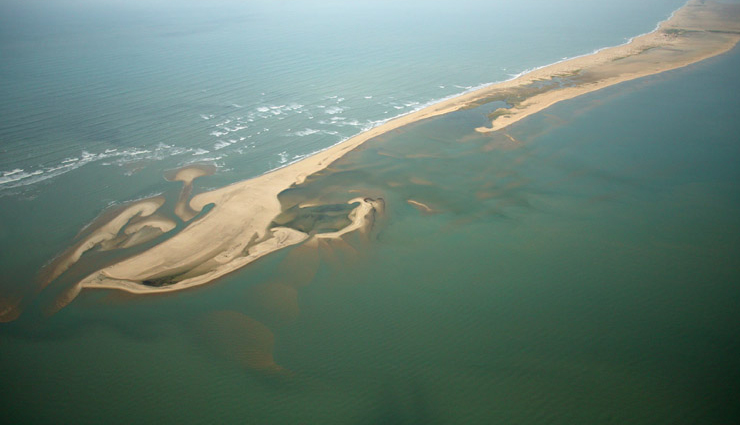 crystal clear water,crystal clear water beaches in india,dhanushkodi beach,tamil nadu,radhanagar beach,andaman havelock islands,marari beach,kerala,colva beach,goa,bangaram beach,lakshadweep islands