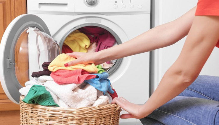 वाशिंग मशीन में कपड़े धोते समय ध्यान रखें इन बातो को, जिससे बनी रहे आपके कपड़ों की चमक