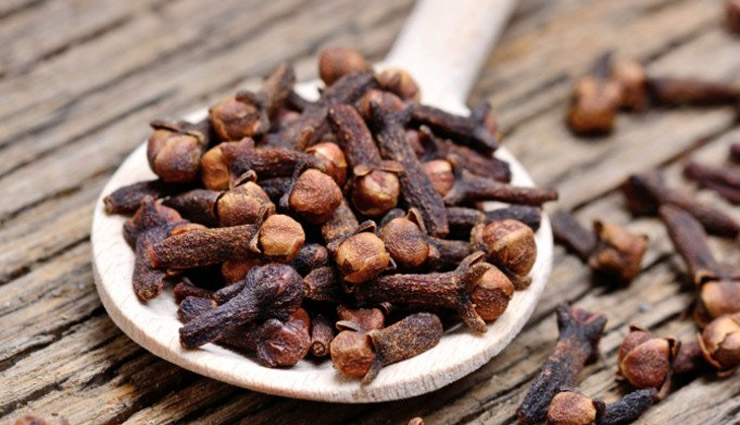 clove oil for treating acne,clove oil beauty benefits,acne problem,clove oil for skin,skin care tips,skin beauty,face,face care tips,skin beauty tips