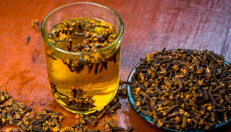 7 Least Known Benefits of Using Clove Water for Hair
