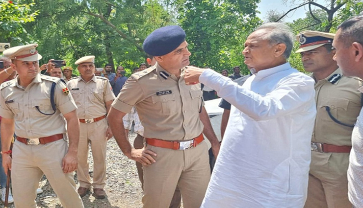 प्रतापगढ़ पीड़िता से मिले CM गहलोत, 10 लाख सहायता राशि, बच्चे के नाम एफडी और बड़े होने पर नौकरी