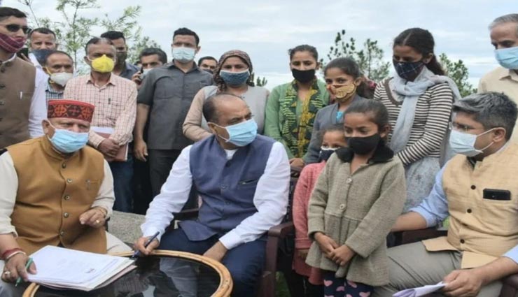 हिमाचल : पांच बेटियों की असहाय मां की आर्थिक मदद के लिए मुख्यमंत्री ने बढ़ाए हाथ, दिए दो लाख रुपये