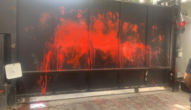 दिल्ली: CM केजरीवाल के घर पर हमला, CCTV कैमरे-सिक्योरिटी बैरियर तोड़े; सिसोदिया ने कहा - BJP के गुंडों ने की तोड़फोड़