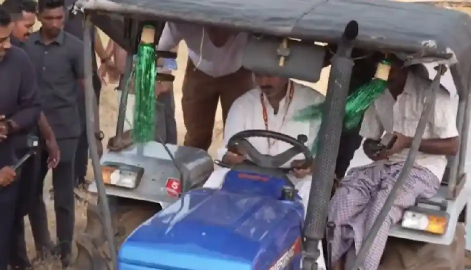 मदुरंतकम में प्रचार के दौरान खेत में उतरे CM विजय, कीचड़ में चलाया ट्रैक्टर; बुजुर्ग महिला ने उतारी आरती