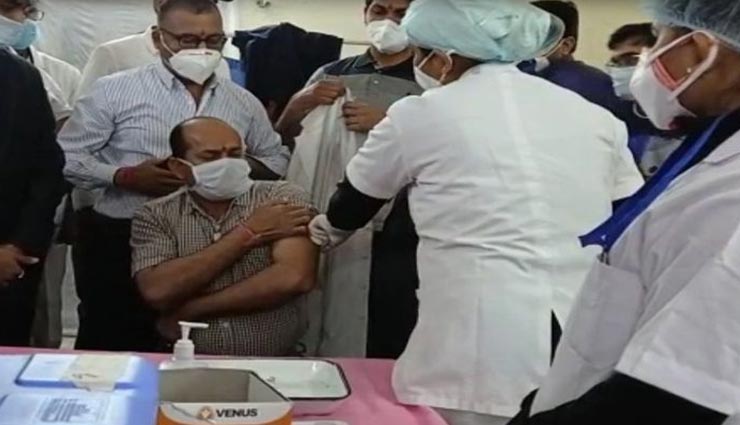 भीलवाड़ा : पुलिस बैंड के साथ शुरू हुआ था वैक्सीनेशन, पहला टीका लगवाया CMHO मुश्ताक खान ने 