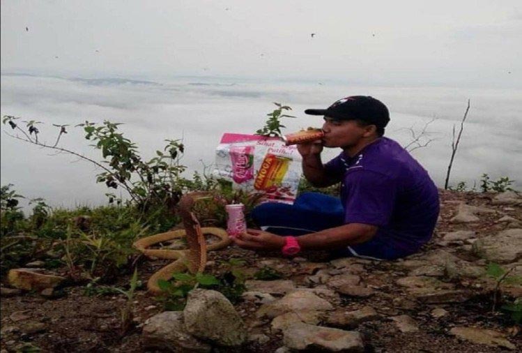 कोबरा को पत्नी की तरह अपने साथ रखता है ये शख्स, दोनों एक साथ बेठ कर देखते है टीवी, देखे तस्वीरे cobra,weird story,singapore