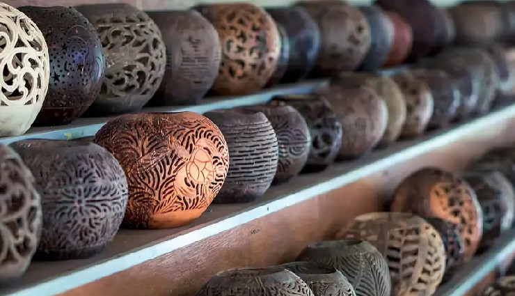 11 things to buy in goa,best souvenirs from goa,must-buy items in goa,shopping in goa,goan cashew nuts,goan feni,port wine from goa,spices from goa,funky t-shirts in goa,beachwear in goa,goan music cds,azulejos tiles from goa,coconut crafts,seashell decor from goa,flea markets in goa