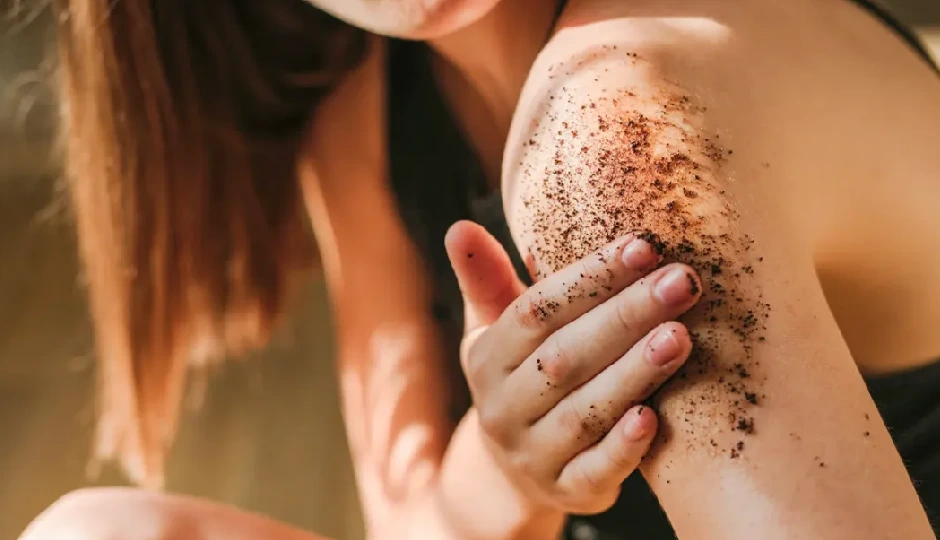 धूप से झुलसी त्वचा को निखारने के लिए अपनाएं ये असरदार होममेड बॉडी स्क्रब, जानिए लगाने का सही तरीका