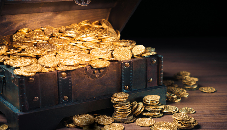 रातों-रात खुली कपल की किस्मत, घर रिनोवेट करवाने के दौरान मिला खजाना!