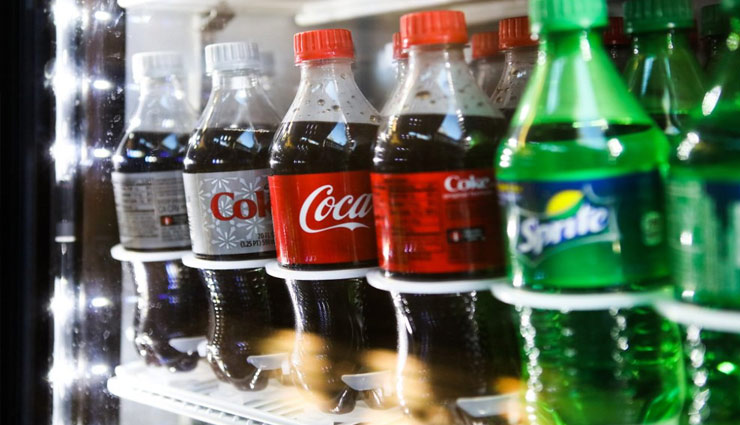 आपकी हड्ड‍ियों और दांतों को कमजोर करती है कोल्ड ड्रिंक, इसको पीने के और भी है नुकसान