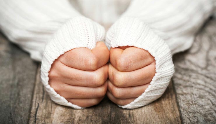 सर्दियों में हथेलियों और तलुओं का ठंडा पड़ना आम समस्या, इस तरह पाए राहत 