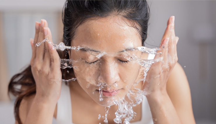 natural ways to depuff face,morning puffiness remedies,reduce facial puffiness,cold water face dip,ice cube face massage,green tea eye cream,cold facial roller benefits,coffee grounds for face puffiness,morning face depuffing tips,exercise for facial puffiness.