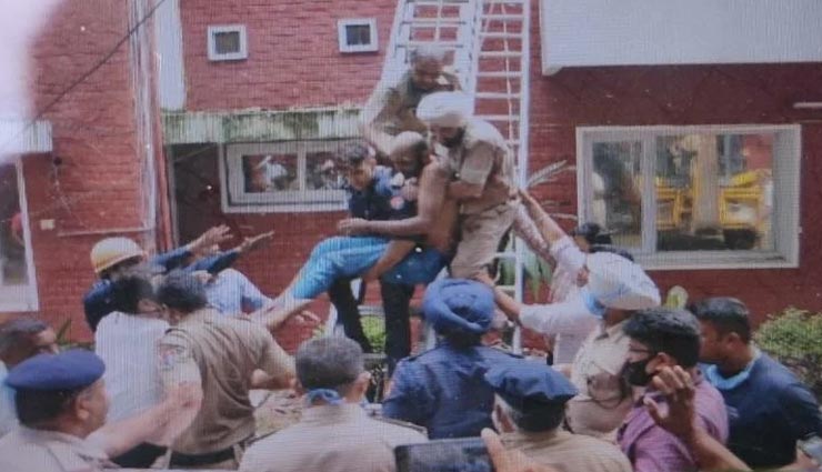 चंडीगढ़ : दारा सिंह के बेटे के घर की छत गिरी और दबा मजदूर, दाहिने पैर में आई गंभीर चोट