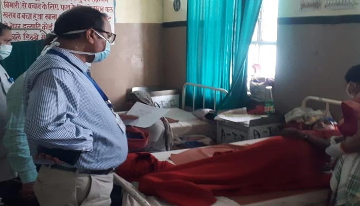 अलवर : कलेक्टर ने किया महिला अस्पताल का निरीक्षण, मिला घालमेल, दूध में पानी तो भोजन से सब्जी गायब