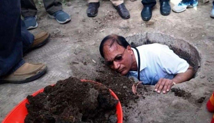 स्वच्छता की कार्याशाला के दौरान शौच वाले गड्ढे में उतरे तेलंगाना के डिप्टी कलेक्टर, देखते रह गए लोग