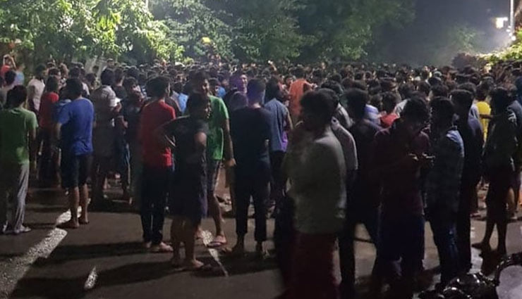 छात्रा के सामने सफाई कर्मी करने लगा मास्टरबेट, शिकायत करने पर वॉर्डन ने कहा- 'कपड़े बदल लो'