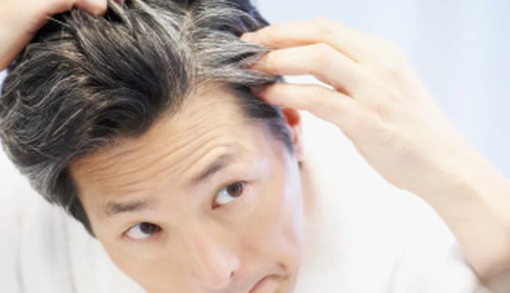 बालों की सफेदी बना रही आपको बूढ़ा, ले इन 4 तरीकों की मदद