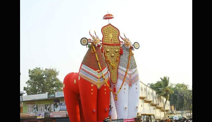 temples of kerala,colorful temples,chinakkathoor pooram,chinakkathoor temple,vrishchikotsavam,poornathrayeesa temple,kalarivathukkal theyyam,kalarivathukkal temple,ashtami,vaikom temple,vallanghy nenmara vela