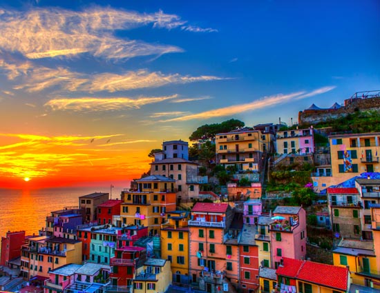 लाखों पर्यटकों को अपनी ओर खींचते हैं दुनिया के ये 5 सबसे रंगीन शहर, छुट्टियों में ले अपनी लाइफ का मजा