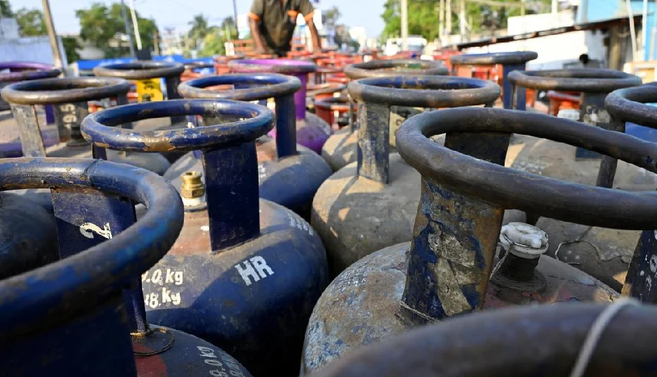 LPG सिलेंडर के दाम में ₹993 का जोरदार उछाल, कमर्शियल गैस हुई महंगी, जानें आपके शहर के नए रेट