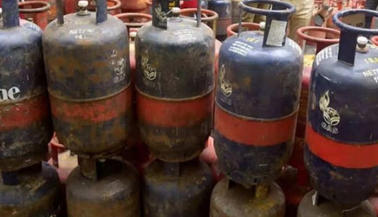 250 रुपए महंगा हुआ कॉमर्शियल सिलेंडर, अब 2553 रुपए में मिलेगा 