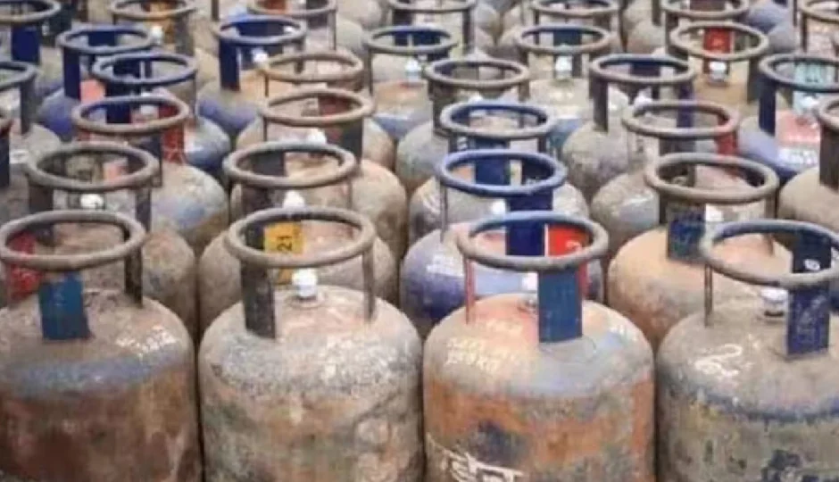 देश के कई राज्यों में कमर्शियल गैस सप्लाई प्रभावित, दिल्ली से कर्नाटक तक जानें कहां क्या है स्थिति