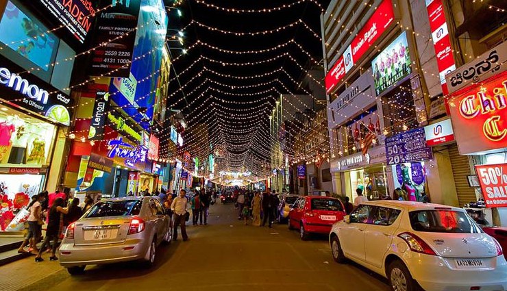 colorful streets in india,vibrant streets india,best streets for street art india,old city udaipur murals,fontainhas goa pastel houses,lodhi art district delhi murals,bandra mumbai graffiti,malleshwaram bangalore street art,arpora night market goa,bapu bazaar jaipur shopping