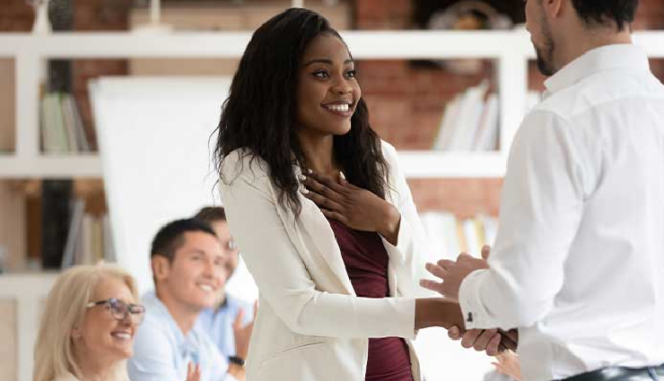 complimenting a girl tips,how to compliment a woman,genuine compliments for girls,complimenting without being creepy,effective compliments for her,respectful ways to praise a girl,building confidence through compliments,positive affirmations for women,appreciating a girl appropriately,giving compliments with sincerity