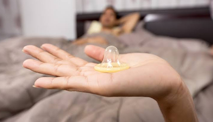 problem with condom,less pleasure,keep it handy,condom leak,how to use condom,condom use problem,Health ,सेक्स के दौरान प्रोटेक्शन, सेक्स के दौरान कॉन्डम यूज, लीक हो जाए, कॉन्डम से जुड़ी दिक्कतें, अगर फट जाए