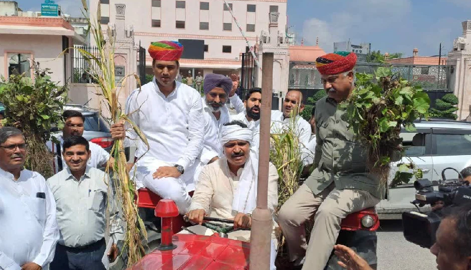 कांग्रेस का अनोखा प्रदर्शन: ट्रैक्टर लेकर विधानसभा पहुंचे विधायक, फसल खराबे पर सरकार घिरी