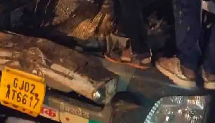 दूध के टैंकर की टक्कर से सड़क पर खड़े ड्राइवर की दर्दनाक मौत, टैंकर चालक गंभीर घायल