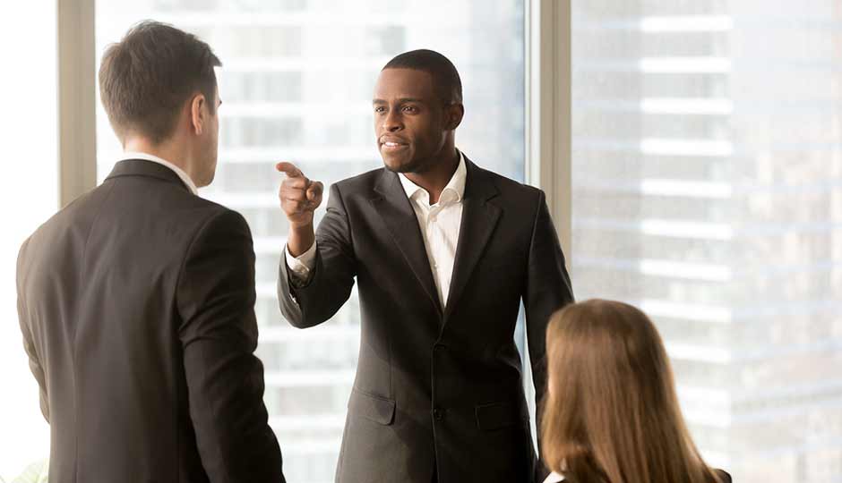 10 Obvious Signs of a Controlling Person