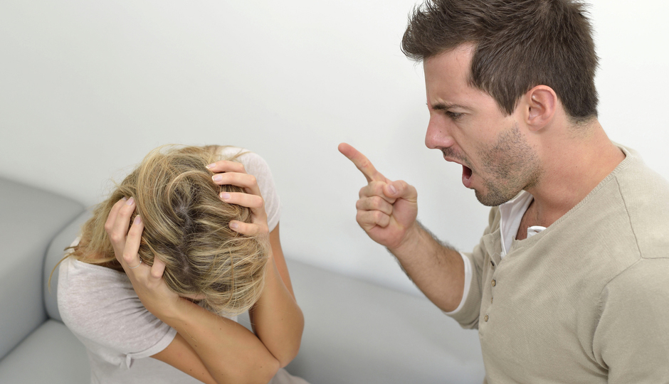 10 Worrying Signs of a Controlling Relationship