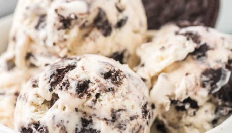 homemade ice cream,cookie and cream,dessert recipe,creamy delight,homemade dessert,decadent treat,summer treat,easy recipe,dessert indulgence.