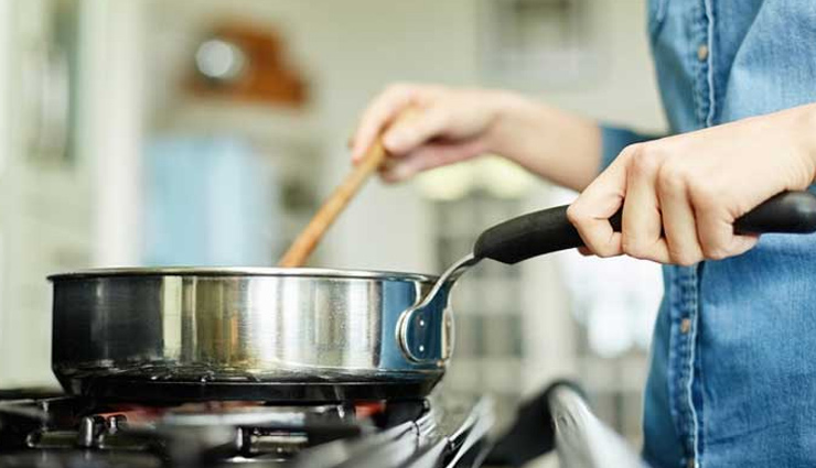 क्या आप भी हो चुके हैं जल्द खत्म होती रसोई गैस से परेशान, इन आसान टिप्स की मदद से करें बचत
