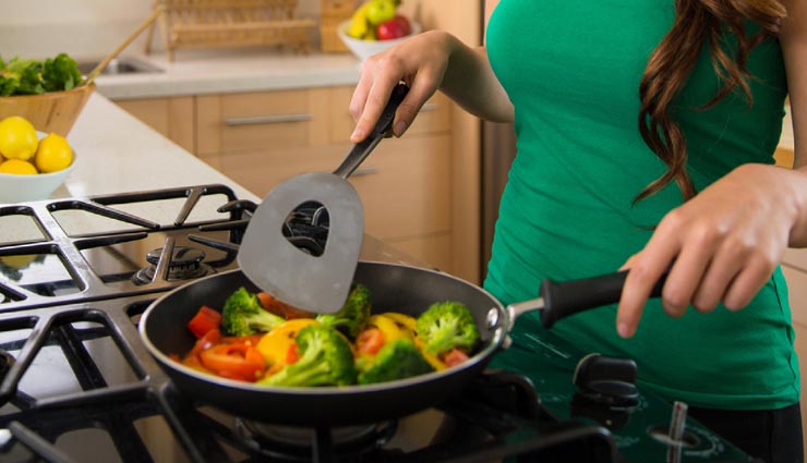 क्या आपकी सेहत के साथ खिलवाड़ कर रहा नॉनस्टिक पैन में पका खाना!
