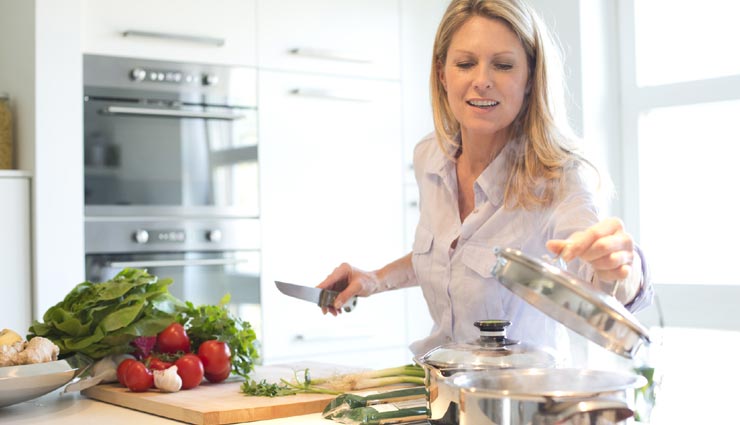 किचन में बेहद कारगर साबित होंगे ये 10 टिप्स, आपके काम को बनाएँगे आसान kichen tips,cooking tips,kichen tips in hindi,cooking tips in hindi