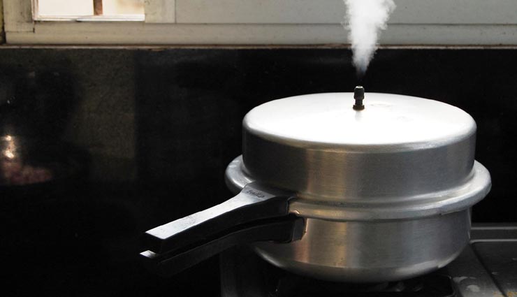 प्रेशर कुकर से जुड़ी ये 4 गलतियां, बन सकती है हादसों का कारण