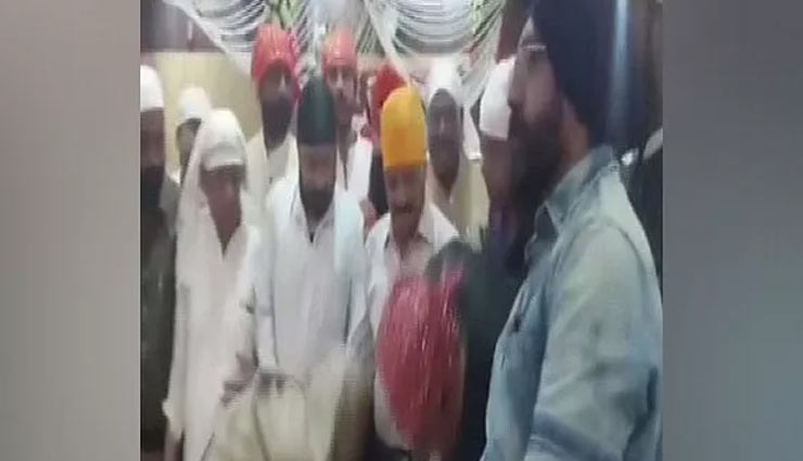 VIDEO-Municipal Commissioner touching feet of state minister in Madhya Pradesh goes viral 