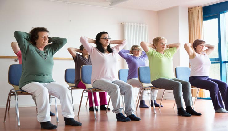 घटाना चाहते है पेट की चर्बी, कुर्सी पर बैठे-बैठे कर सकते है ये 4 व्यायाम