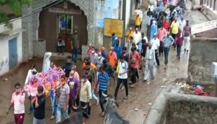 अजमेर : बुजुर्ग महिला की शव यात्रा में भरी भीड़, अंतिम संस्कार में शामिल हुए सभी लोगों के खिलाफ होगी कार्रवाई